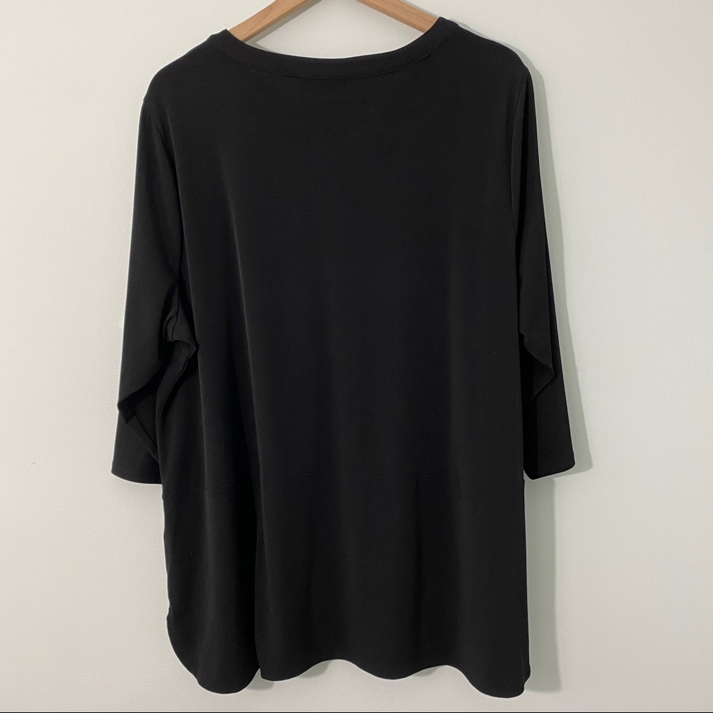 Flattering black top - Picture 5 of 9